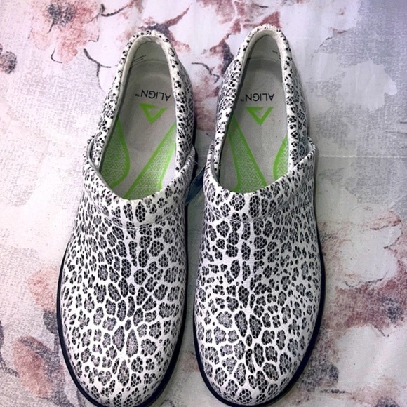 Align Nursing clogs shoes size  9 1/2 white Leopard - Picture 1 of 7